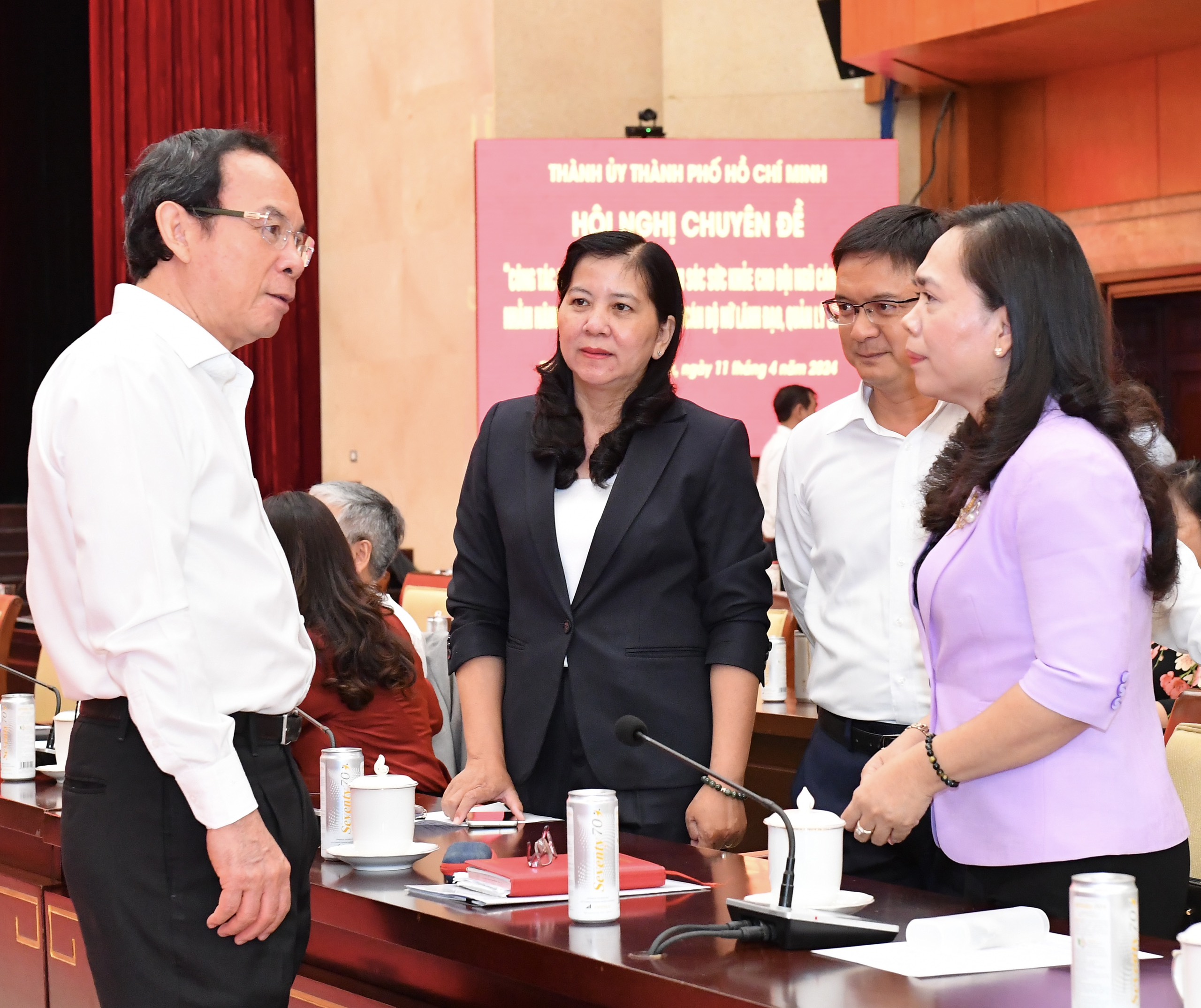 Bí thư Nguyễn Văn Nên trao đổi với các đại biểu dự hội nghị (Ảnh: Việt Dũng).